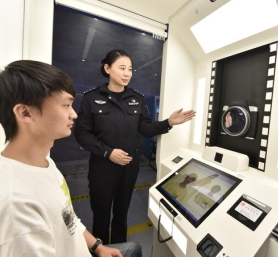 全国首台 | 公安综合服务自助机上线 身份证、交管、出入境业务一机通办